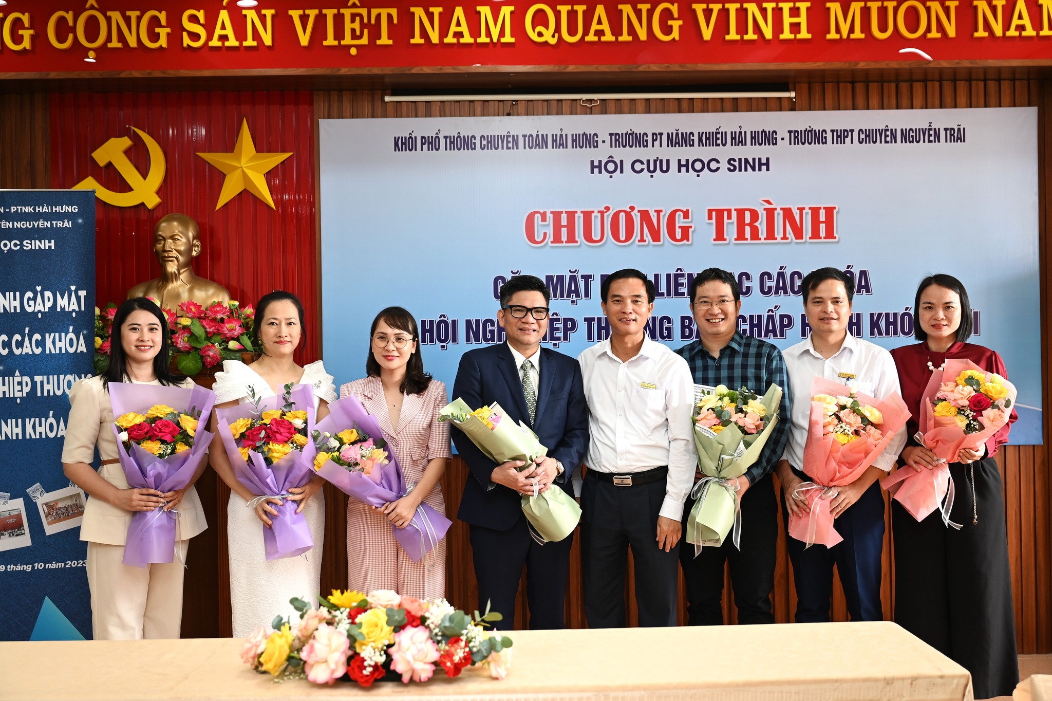 Có thể là hình ảnh về 9 người và văn bản cho biết 'G CỘNG SẢN VIỆT NAM QUANG VINH MUON ΝΑ PTNKHÀIHƯNG ÊNNGUYÊNTRÃI ọc SINH PHá” THÔNG CHUYÊN TOÁN HƯNG TRƯỜNG NĂNG KHIẾU HẢI HƯNG TRƯỜNG THPT CHUYÊN NGUYỄN TRÃI HỘI CỰU HỌC SINH CHƯƠNG TRÌNH MẶT TH NH GẶP MẶT CÁC KHÓA HIỆP THƯƠN NH KHÓA HỘI NGI CHẤP KHÓ tháng Onăm 2023'